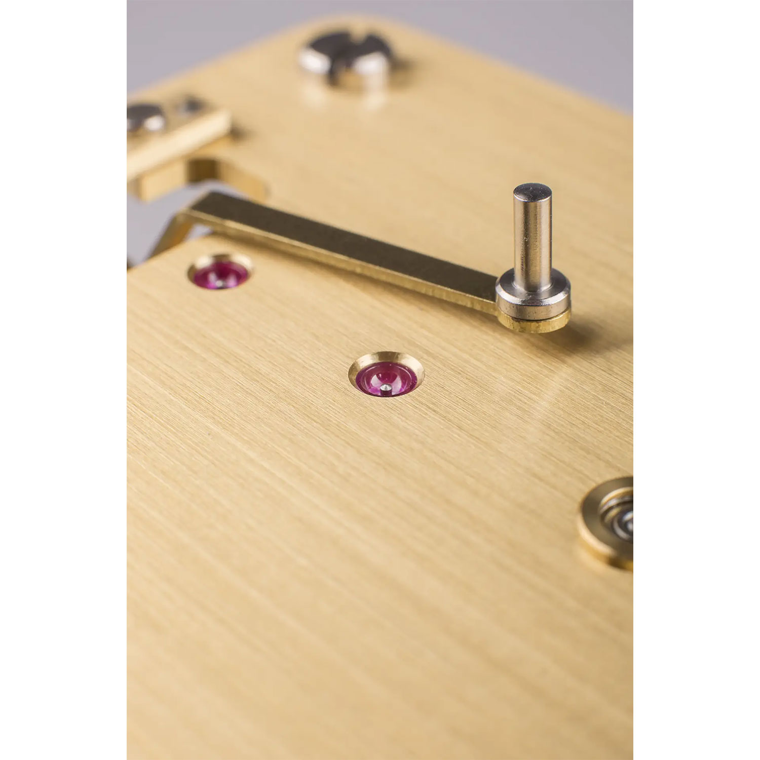 Hermle Wanduhr 70875-160761 Detail der feinmechanischen Uhrwerkskomponenten