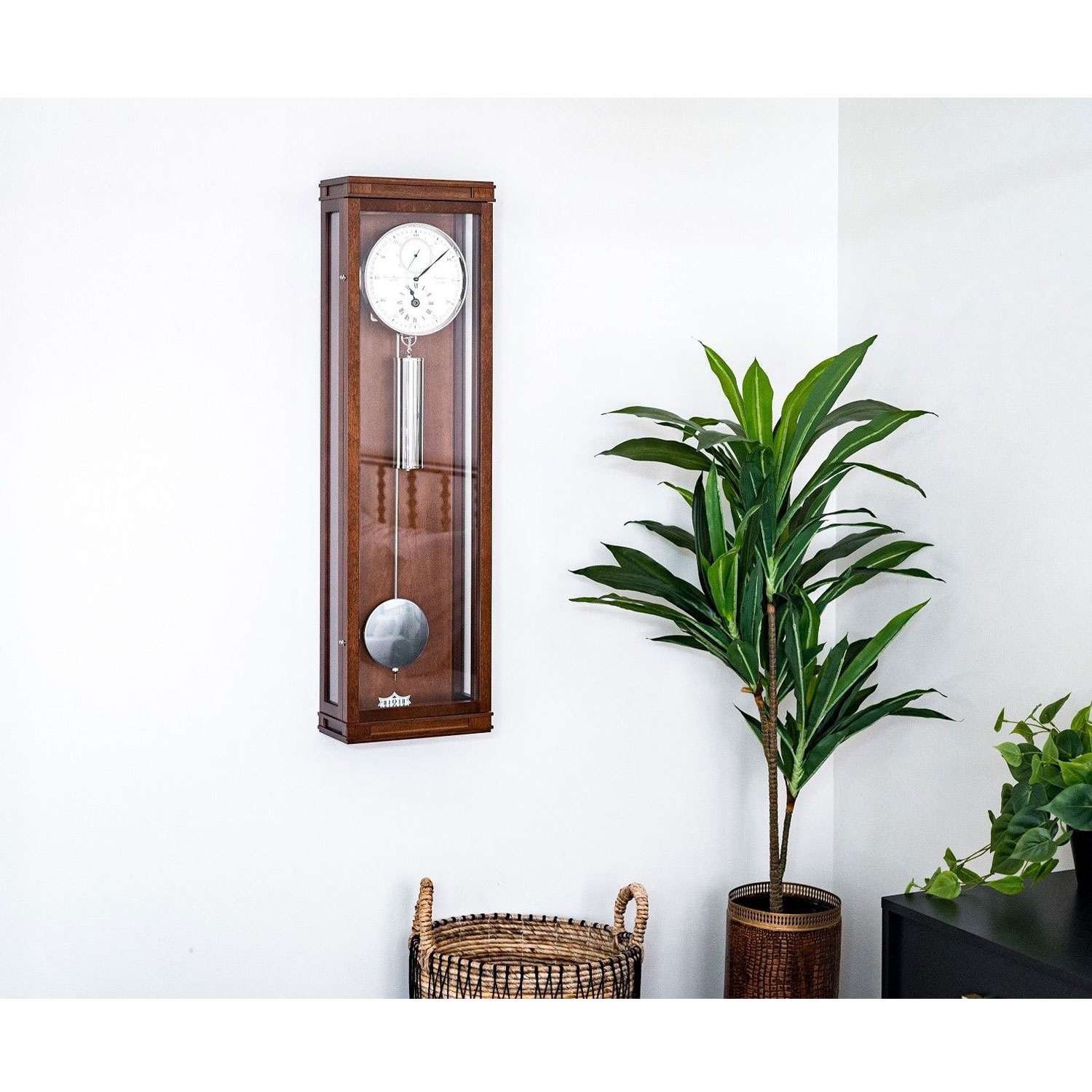 Hermle Wanduhr 70875-160761 Nussbaum im eleganten Wohnambiente