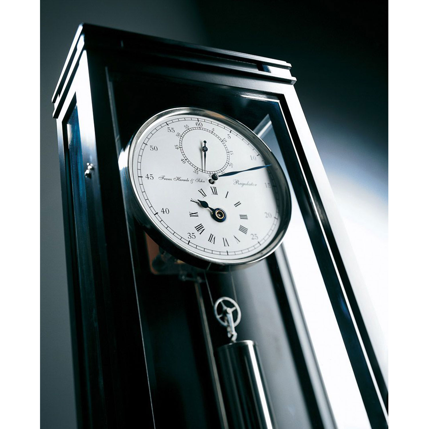 Hermle 70875-160761 Zifferblatt mit römischen Ziffern und Pendelgewicht