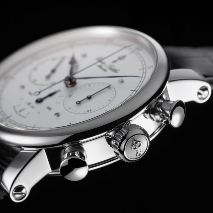 Detailaufnahme der Erwin Sattler Chronograph II S – hochwertiges Gehäuse und seitliche Drücker
