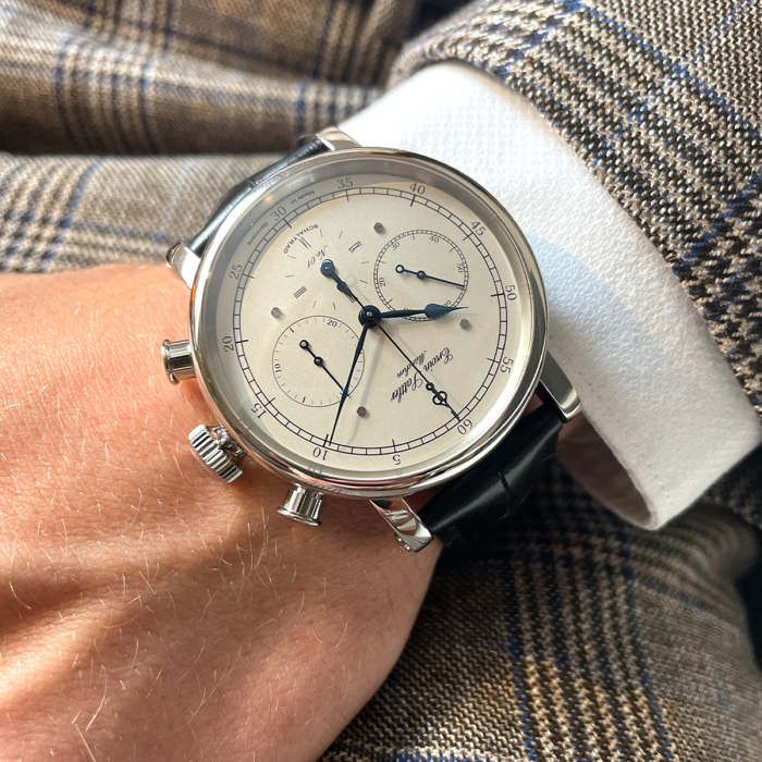 Erwin Sattler Chronograph II S stilvoll am Handgelenk getragen mit klassischem Anzug