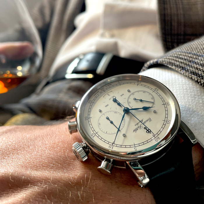 Luxuriöser Chronograph II S von Erwin Sattler am Handgelenk in edlem Ambiente