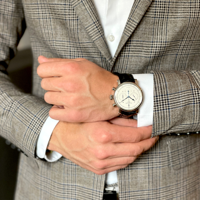 Stilvolle Präsentation der Erwin Sattler Chronograph II S am Handgelenk eines modebewussten Mannes
