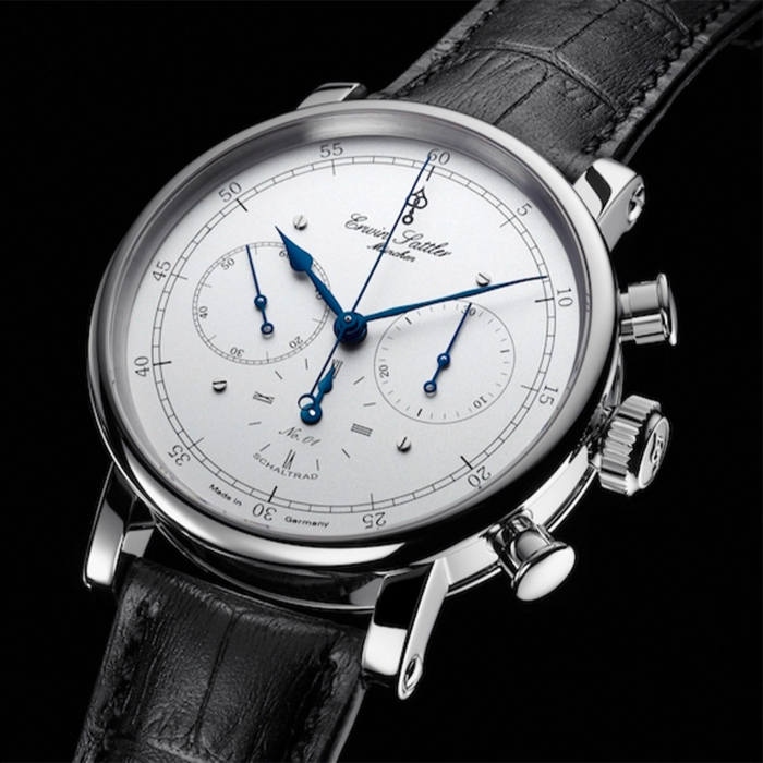 Nahaufnahme der Erwin Sattler Chronograph II S mit silbernem Zifferblatt, gebläuten Zeigern und schwarzem Lederarmband