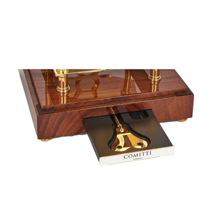 Integriertes Schubfach im Mahagonisockel der Comitti The Congreve Gold mit graviertem Comitti-Schlüssel.