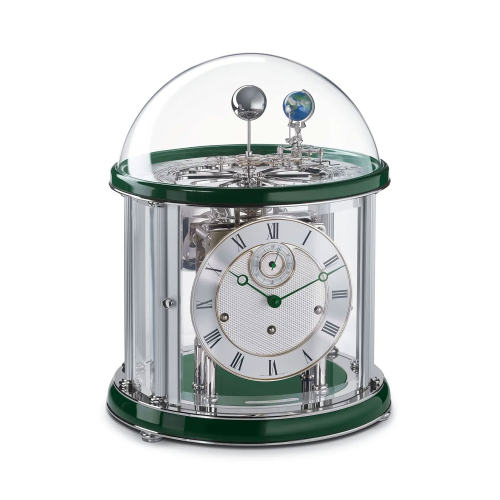 Hermle Tellurium 22823 in Chrom im luxuriösen Wohnambiente auf einem Glastisch, mit sichtbarem Tellurium-Modul und Glaskuppel.