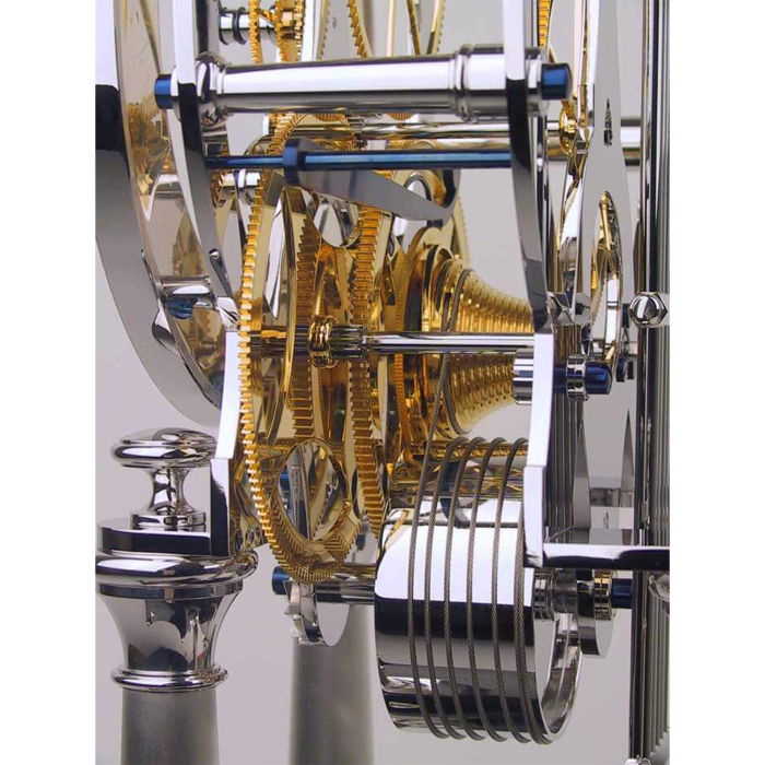 Seitlicher Blick auf das Räderwerk der NT 1 RH mit feingliedriger Schneckenradmechanik
