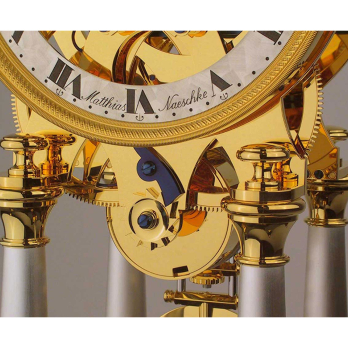Detailansicht des Signaturbereichs mit „Matthias Naeschke“ Gravur und polierten Bauteilen