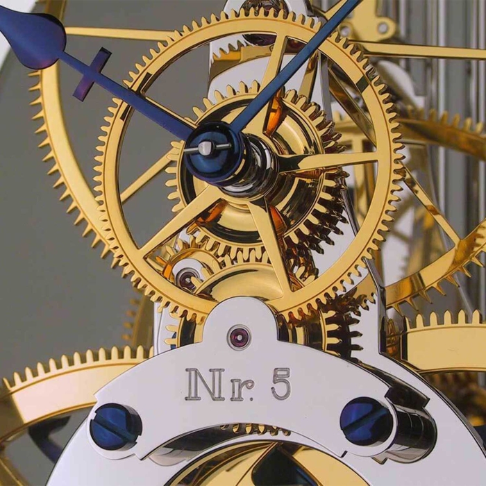 Makroaufnahme des zentralen Uhrwerks mit blauen Zeigern und Gravur „Nr. 5“ auf der Matthias Naeschke NT 1 RH