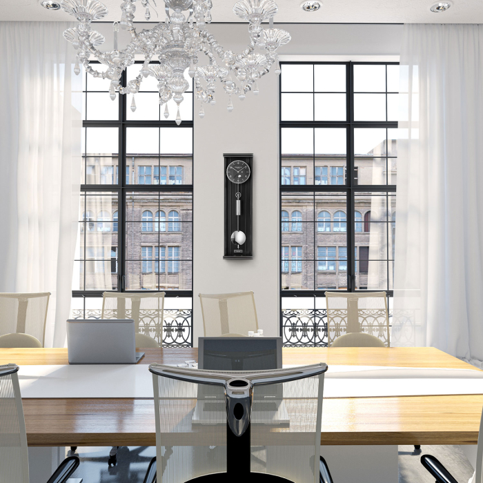 Design-Wanduhr Opus PM 70 II von Erwin Sattler an Büro-Wand im klassischen Interieur