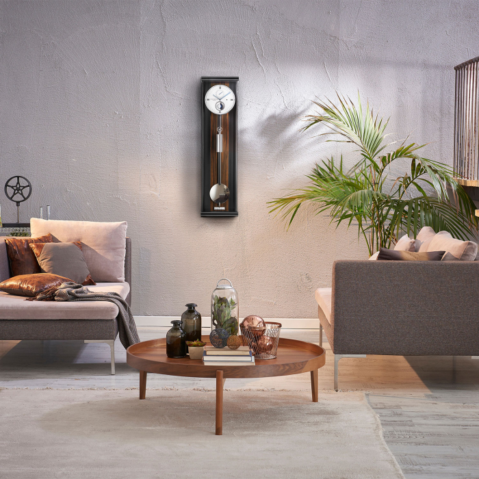 Erwin Sattler Wandpendeluhr Opus PMD 100 stilvoll integriert im modernen Wohnzimmer