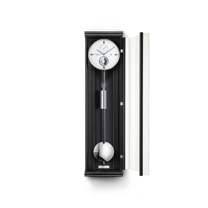 Seitliche Perspektive der Opus PMD 100 Wanduhr von Erwin Sattler mit geöffnetem Glasrahmen