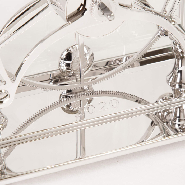 Detailaufnahme des Uhrwerks der Sinclair Harding Rosemary Rhodium mit Gravur 2020