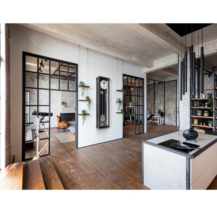 Moderne Loft-Einrichtung mit stilvoll integrierter Erwin Sattler Präzisionspendeluhr Classica Secunda 1995 M