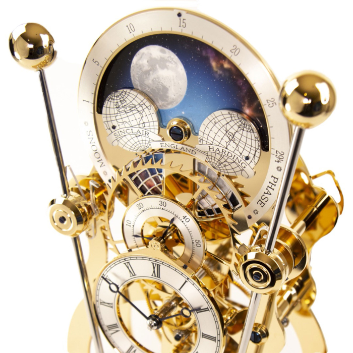 Detailaufnahme des Zifferblatts der Sinclair Harding Moonphase Sea Clock mit Mondphasenanzeige