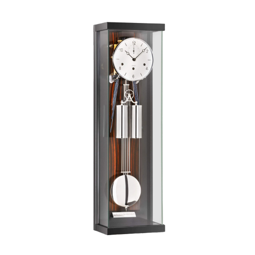Kieninger Wanduhr 2551-57-01 mit verglastem Gehäuse, Pendel und polierten Gewichten vor Nussbaum Holzrückwand