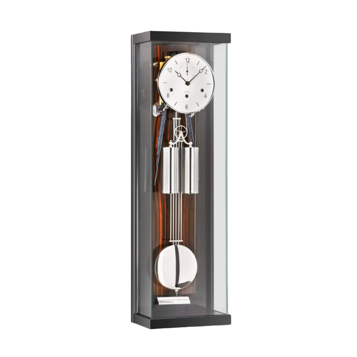 Kieninger Wanduhr 2551-57-01 mit verglastem Gehäuse, Pendel und polierten Gewichten vor Nussbaum Holzrückwand