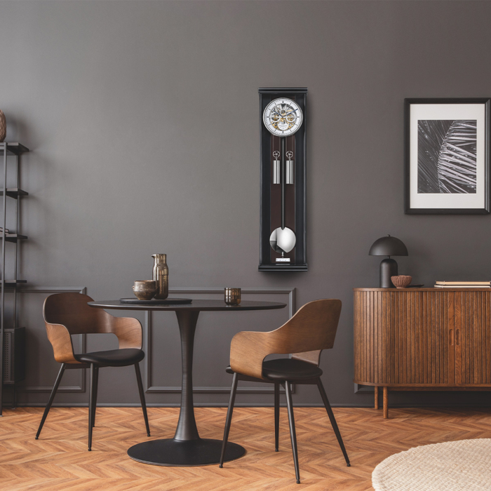 Wanduhr Erwin Sattler Aperia III als stilvolles Design-Highlight in modernem Esszimmerinterieur