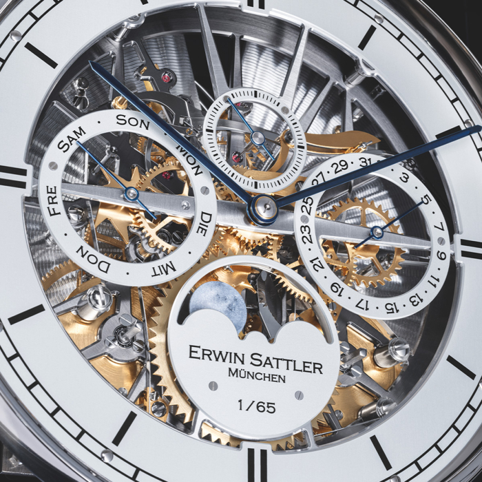 Detailansicht des filigranen Uhrwerks der Aperia III Wanduhr von Erwin Sattler mit sichtbarer Gravur