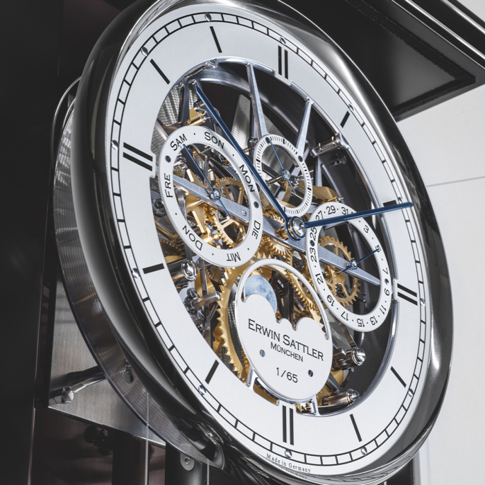 Mechanisches Uhrwerk der Aperia III von Erwin Sattler mit sichtbaren Zahnrädern und edlem Finish
