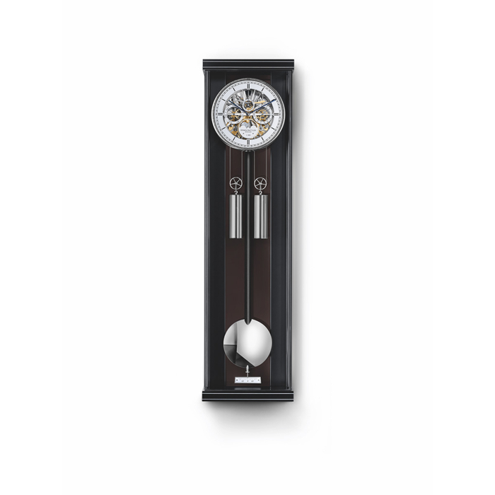 Frontalansicht der klassischen Wanduhr Aperia III von Erwin Sattler in schwarz poliertem Gehäuse