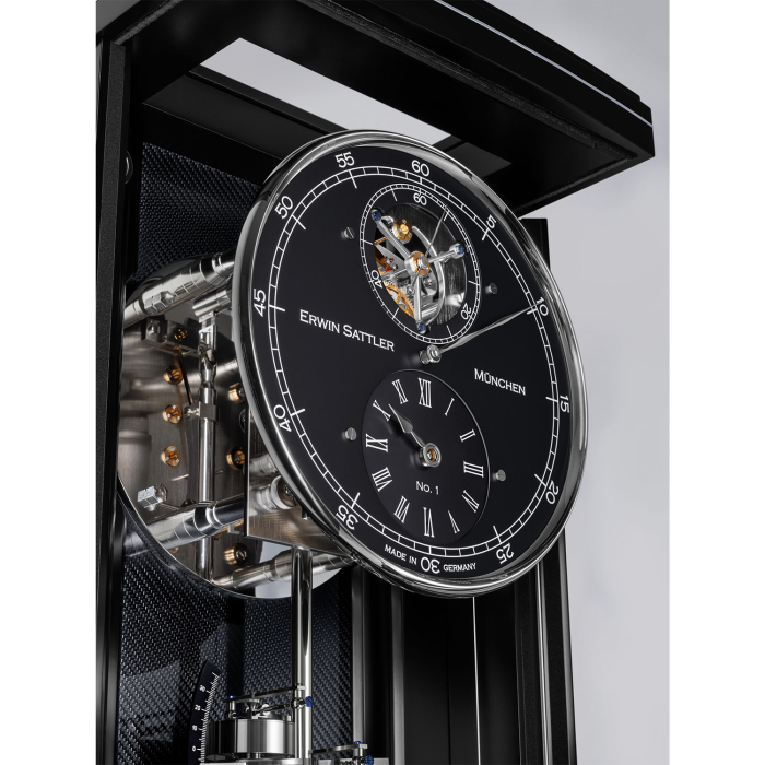 Tourbillon-Zifferblatt der Illumina Secunda Carbon bei Tageslicht, mit klarer Sicht auf die Feinmechanik und römische Indizes.