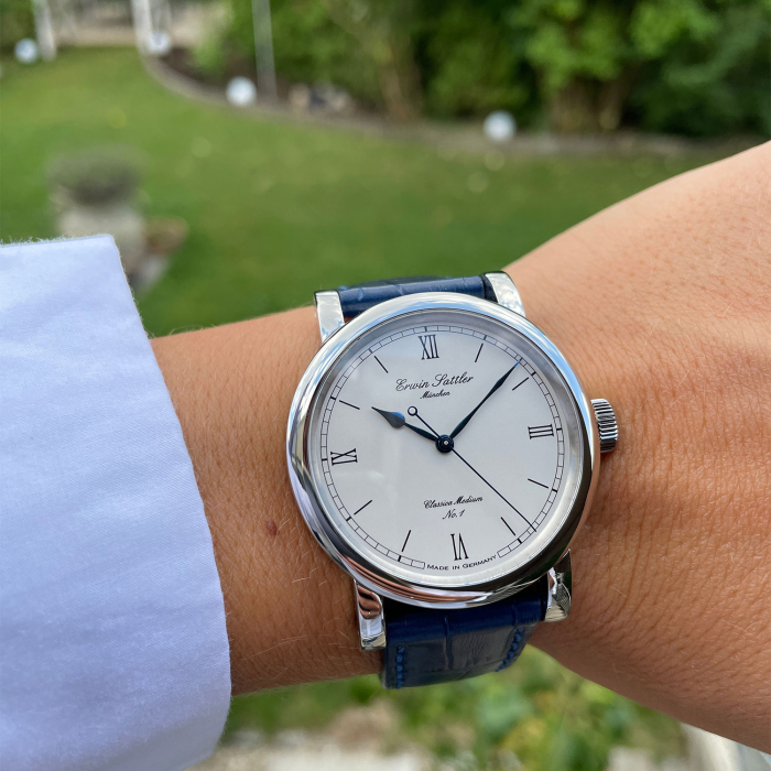 Luxusuhr Erwin Sattler Classica Medium mit blauem Lederarmband im Alltag