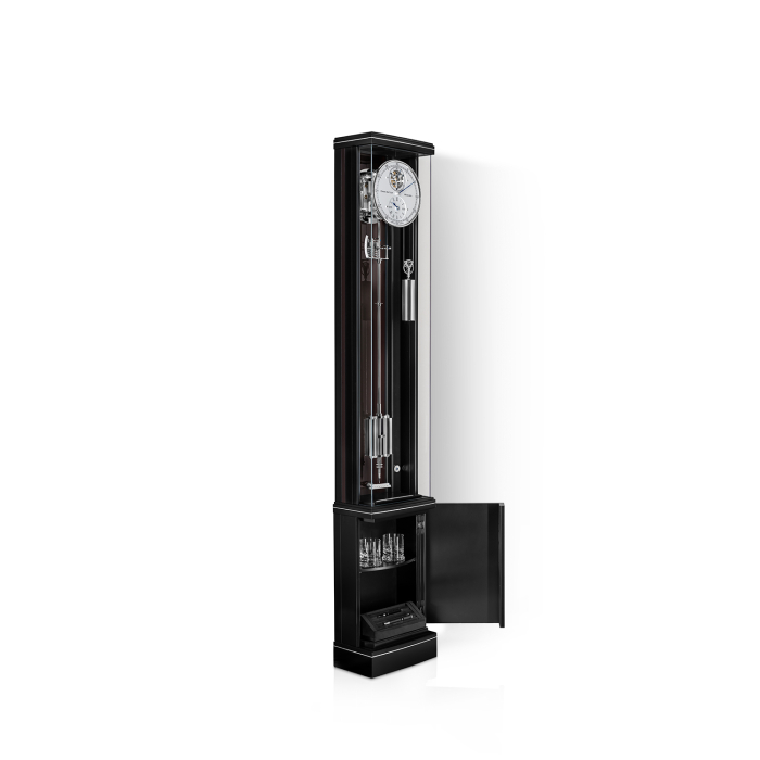 Geöffnete Illumina Secunda von Erwin Sattler mit integriertem Barfach und sichtbarer Mechanik
