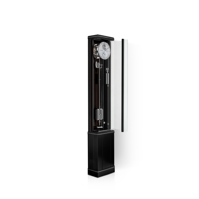 Seitenansicht der geöffneten Standuhr Illumina Secunda von Erwin Sattler mit weißem Zifferblatt