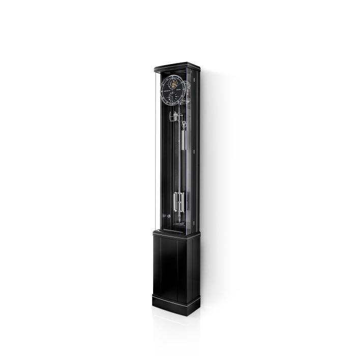 Perspektivische Aufnahme der Standuhr Illumina Secunda Carbon, schwarzes Hochglanzgehäuse mit Glastür und sichtbarem Innenleben.