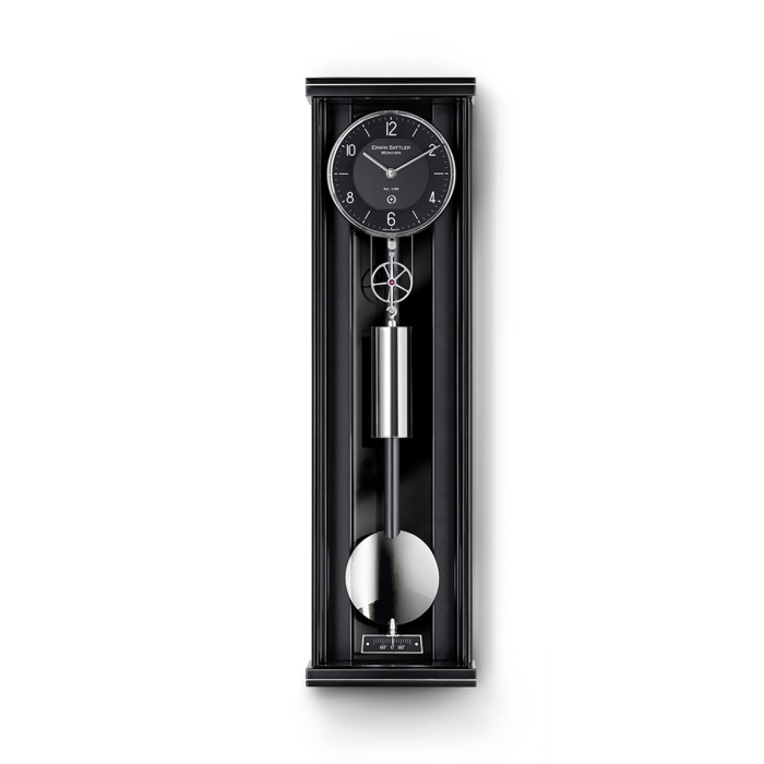 Wanduhr Erwin Sattler Graziosa 60 in kompletter Frontalansicht – elegantes Design mit Gewicht und Pendel