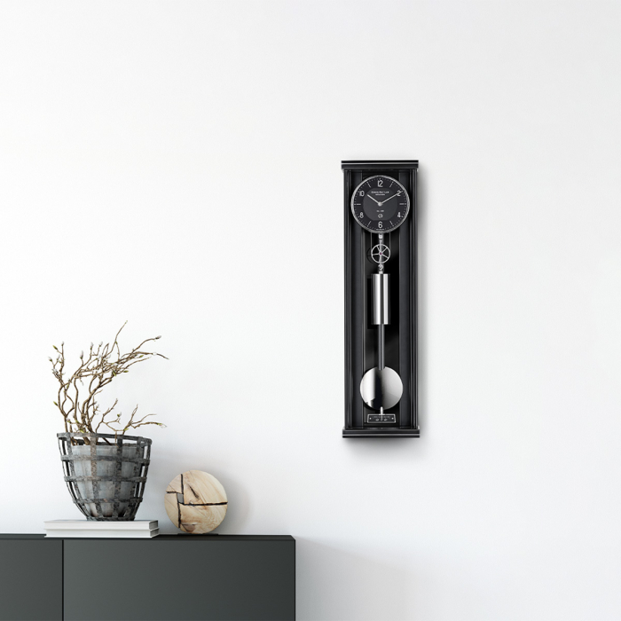 Die Graziosa 60 von Erwin Sattler stilvoll an einer weißen Wand über einem Sideboard platziert