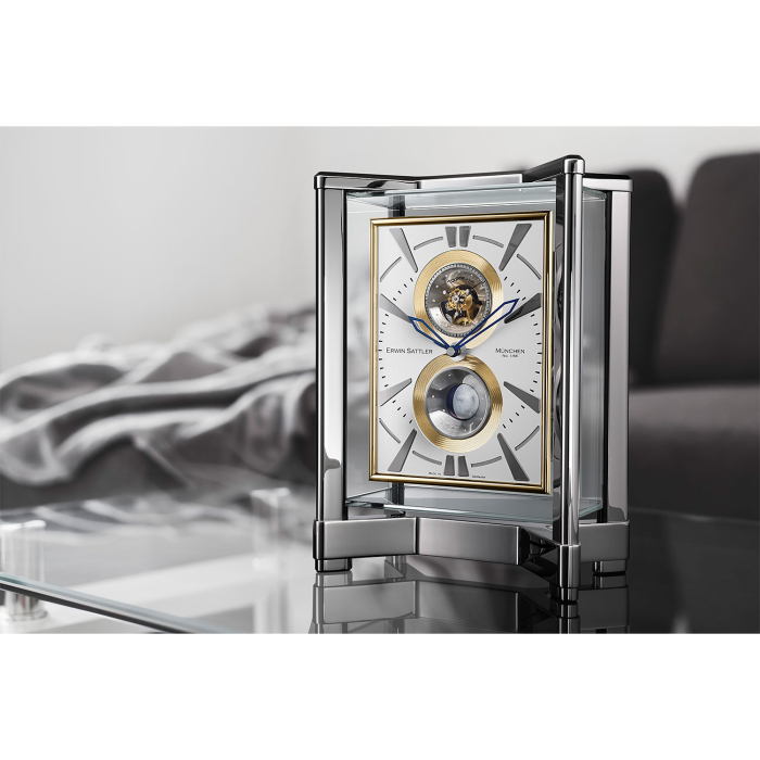 Erwin Sattler Opus Moon Tourbillon Tischuhr in Gold auf Glastisch in modernem Wohnzimmer