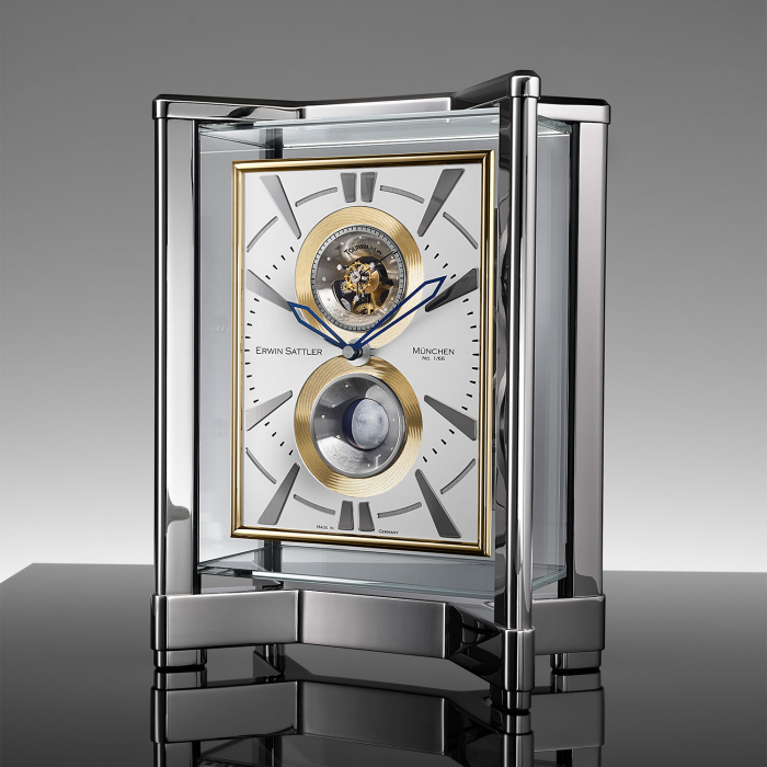 Detailansicht der goldenen Erwin Sattler Opus Moon Tourbillon mit sichtbarem Tourbillon