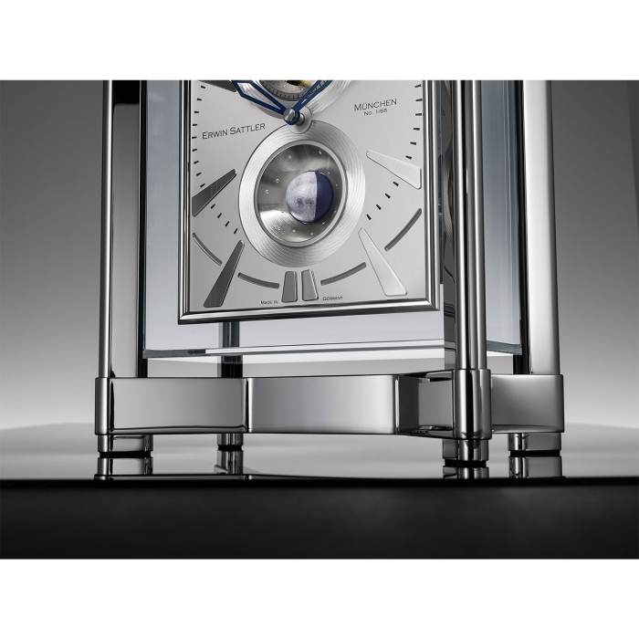 Mondphasenanzeige der silbernen Erwin Sattler Opus Moon Tourbillon in Nahaufnahme
