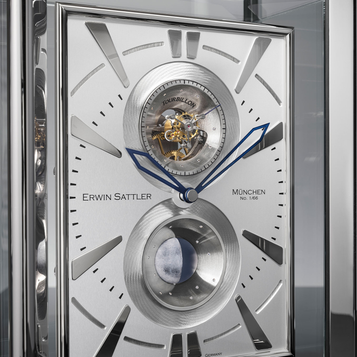 Zifferblatt der silbernen Erwin Sattler Opus Moon Tourbillon mit Tourbillon und gebläuten Zeigern