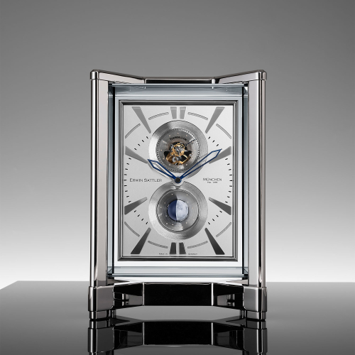 Frontalansicht der Erwin Sattler Opus Moon Tourbillon Tischuhr in silberner Ausführung