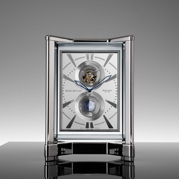 Frontalansicht der Erwin Sattler Opus Moon Tourbillon Tischuhr in silberner Ausführung