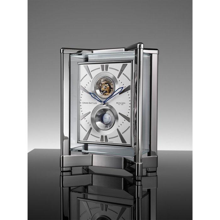 Detailaufnahme des Tourbillons und der Zeiger der Erwin Sattler Opus Moon Tourbillon in Silber