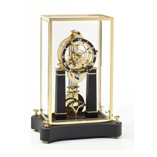 Komplettansicht der Matthias Naeschke NT 6 La Gracieuse in Glashaube auf elegantem Sockel in Schwarz und Gold
