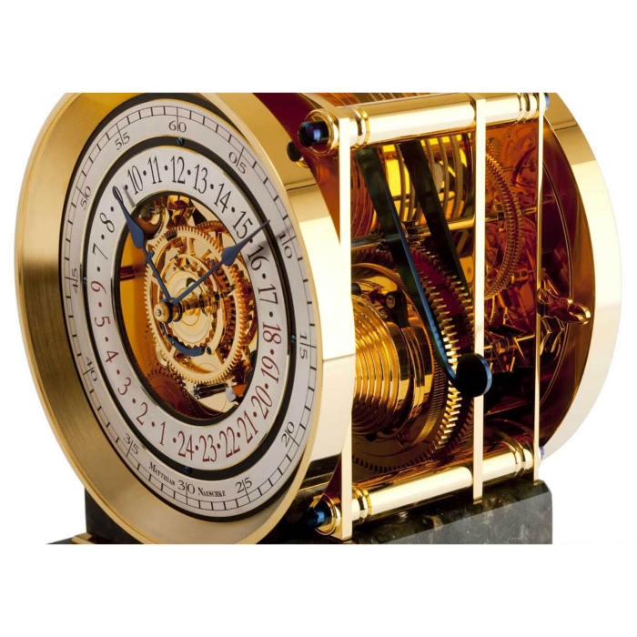 Nahaufnahme des Zifferblatts der Matthias Naeschke NT 2 in Gold mit Sicht auf das filigrane Uhrwerk