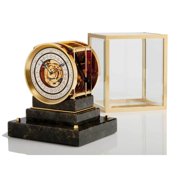 Seitlicher Blick auf die Matthias Naeschke NT 2 in Gold auf Marmor-Sockel mit entferntem Glasgehäuse