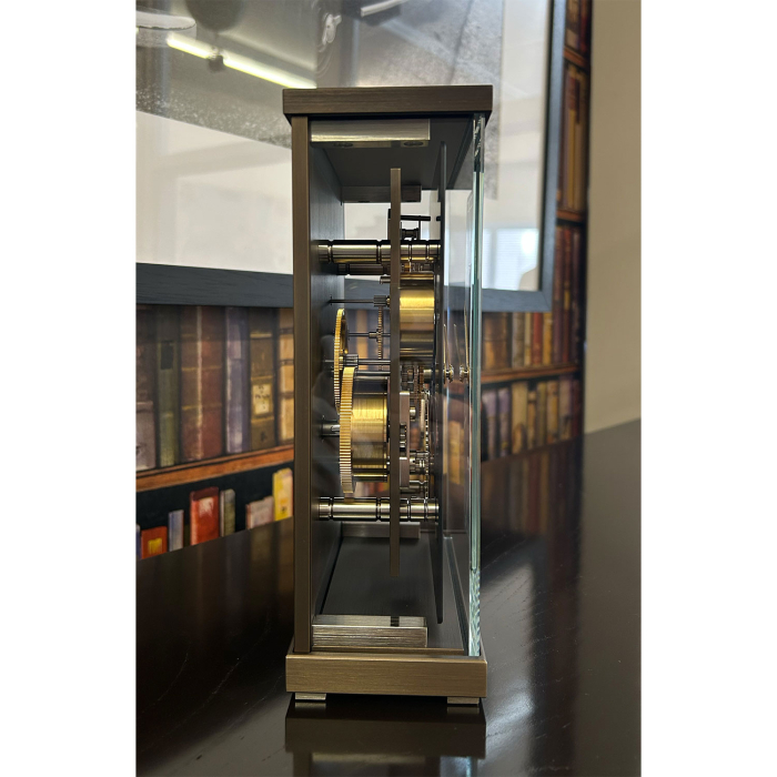 Seitenansicht der Erwin Sattler Lunaris Sanguis mit sichtbarem Zahnradmechanismus im Glasgehäuse