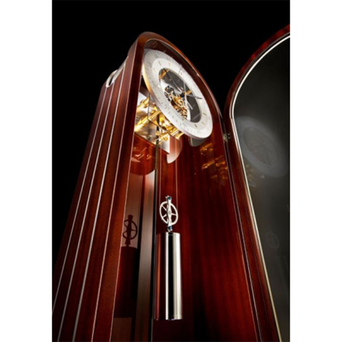Geöffnete Kieninger Standuhr 0192-31-01 „Riva“ mit sichtbarem Uhrwerk und Pendel