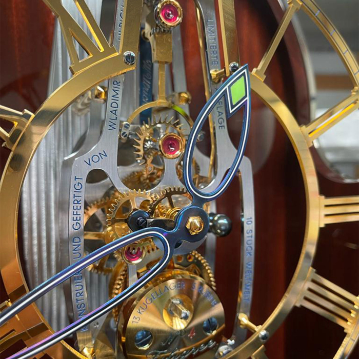 Detailaufnahme des Zifferblatts der Kieninger Standuhr 0192-31-XX Filigrée mit römischen Ziffern