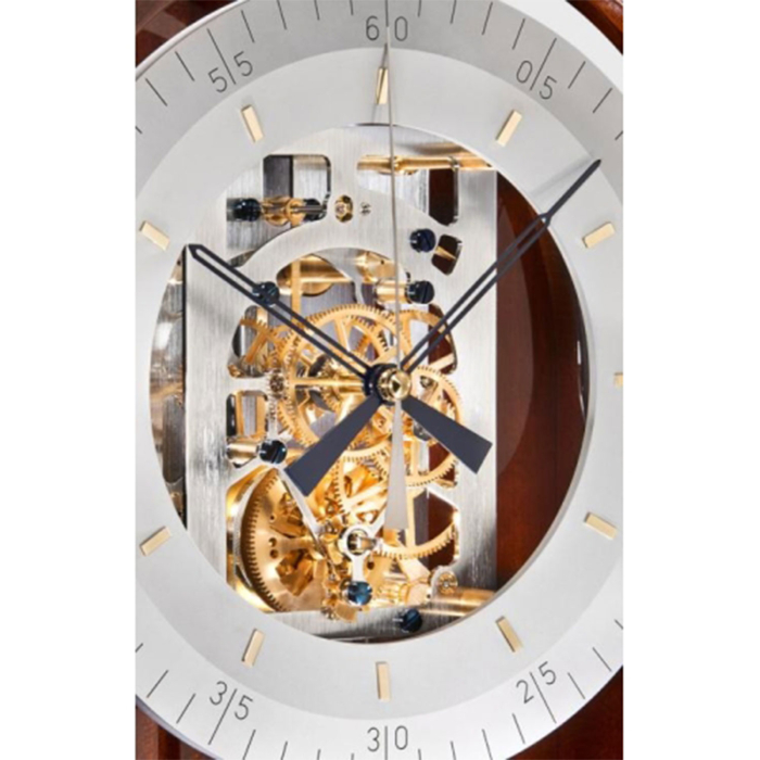 Detailaufnahme des Zifferblatts der Kieninger Standuhr 0192-31-01 „Riva“ mit skelettiertem Uhrwerk