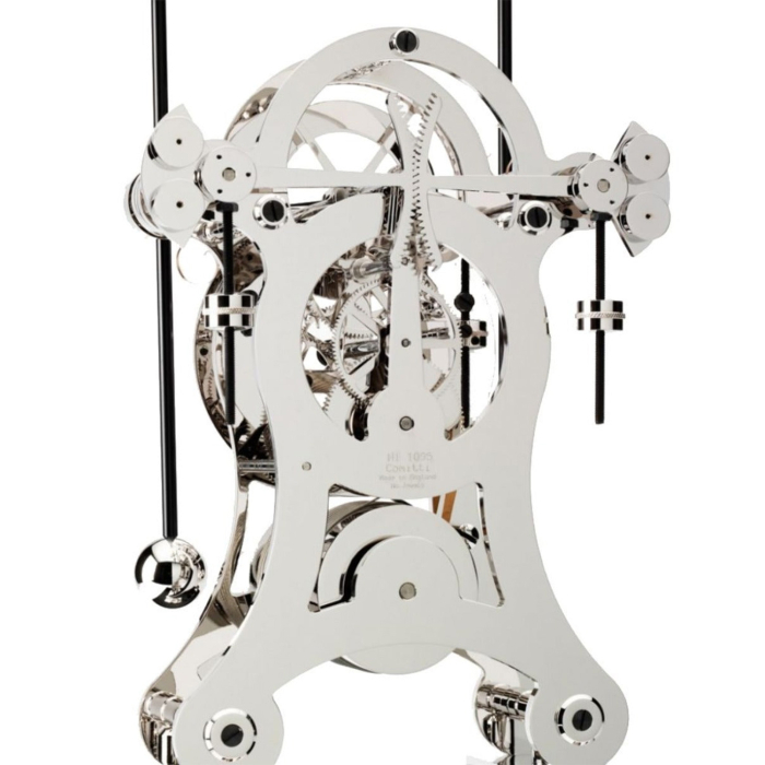 Fein poliertes Uhrwerk der Comitti The Navigator Rhodium Tischuhr mit sichtbaren Zahnrädern und Pendelmechanismus.