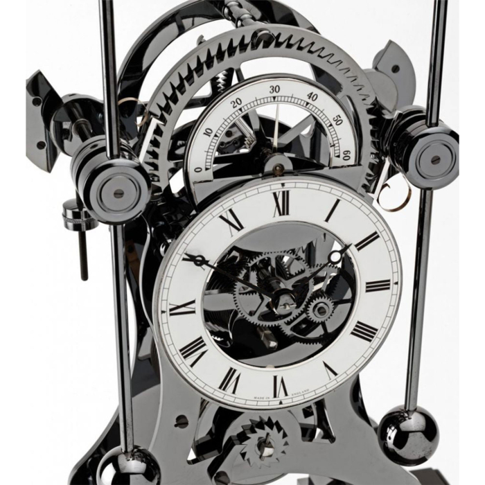 Detailansicht Zifferblatt der Comitti The Navigator RH/CARBON mit sichtbarem Uhrwerk und römischen Zahlen