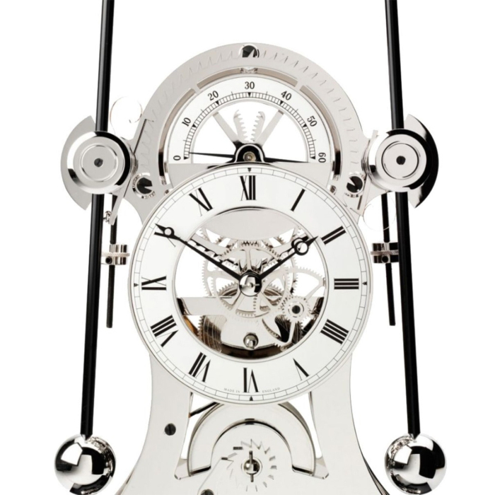 Frontansicht der Comitti The Navigator Rhodium mit präzisem Uhrwerk und zwei Pendeln, auf edlem Walnuss-Sockel.