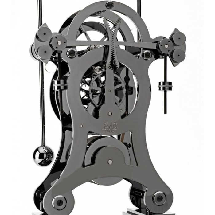 Rückansicht der Comitti The Navigator RH/CARBON mit polierter Mechanik und Pendel